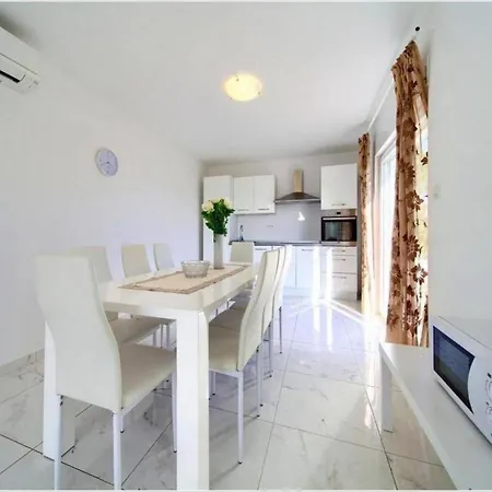 Cozy With Pool Linardići